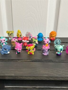 Bundle of 17 Spin Master Hatchimals Colleggtibles tiny figures